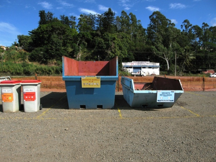 Zone de tri des déchets clairement identifiée