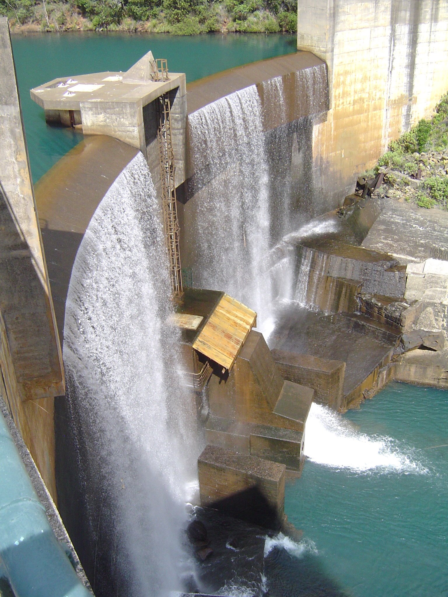 Évacuation d'eau sur un ouvrage hydroélectrique