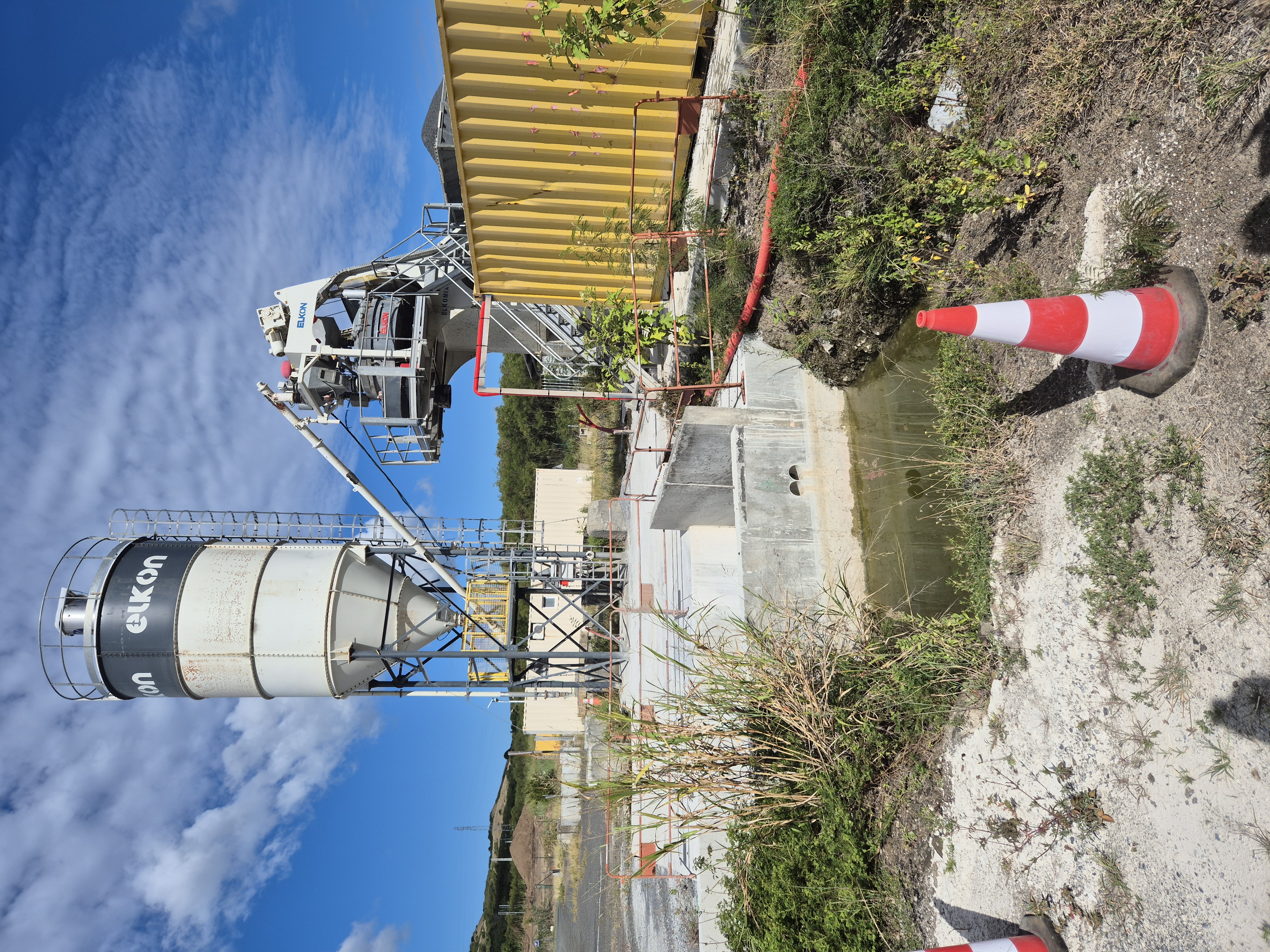 Installation industrielle avec silo et équipement de production