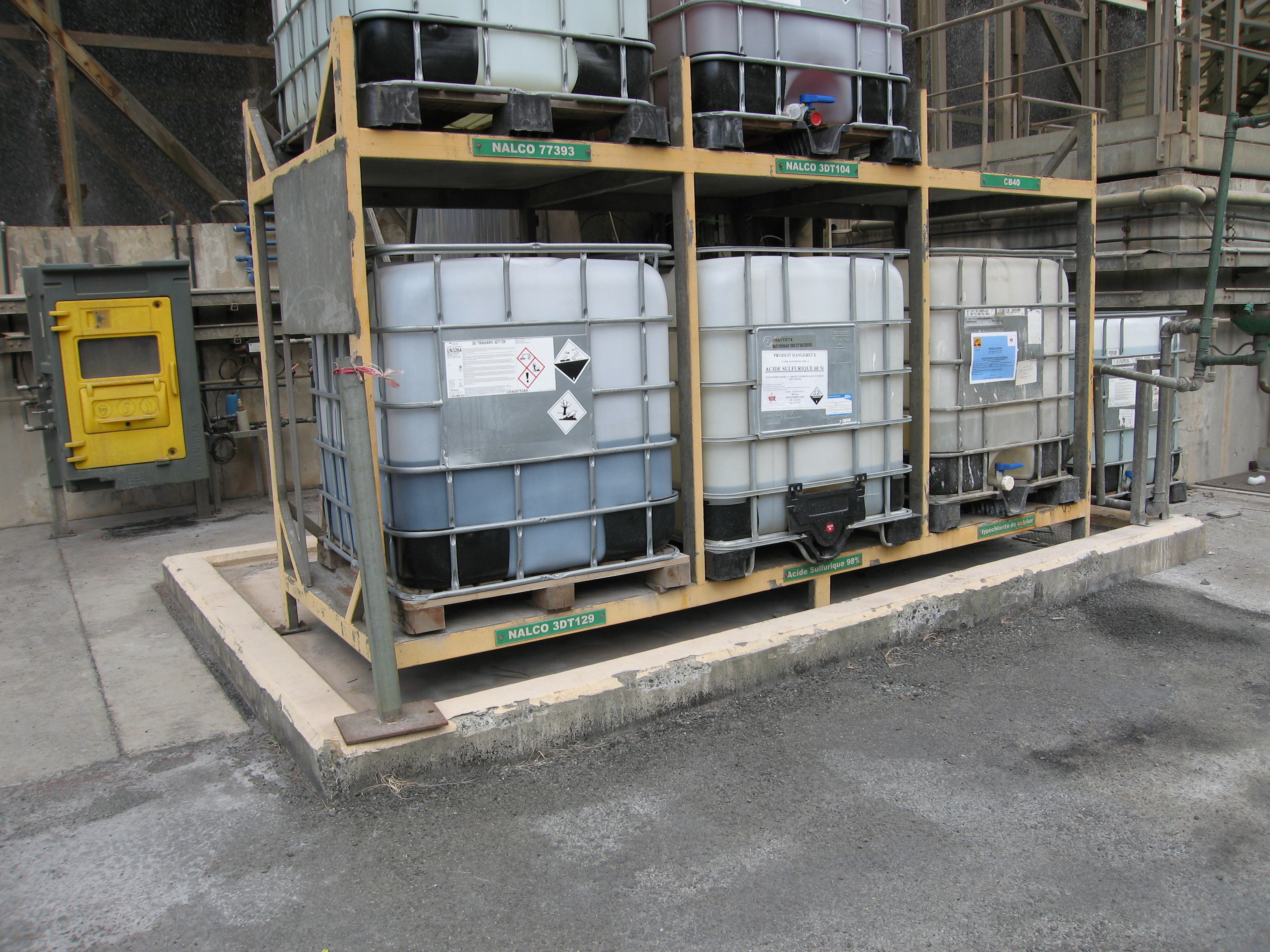 Conteneurs de produits chimiques identifiés sur une aire dédiée