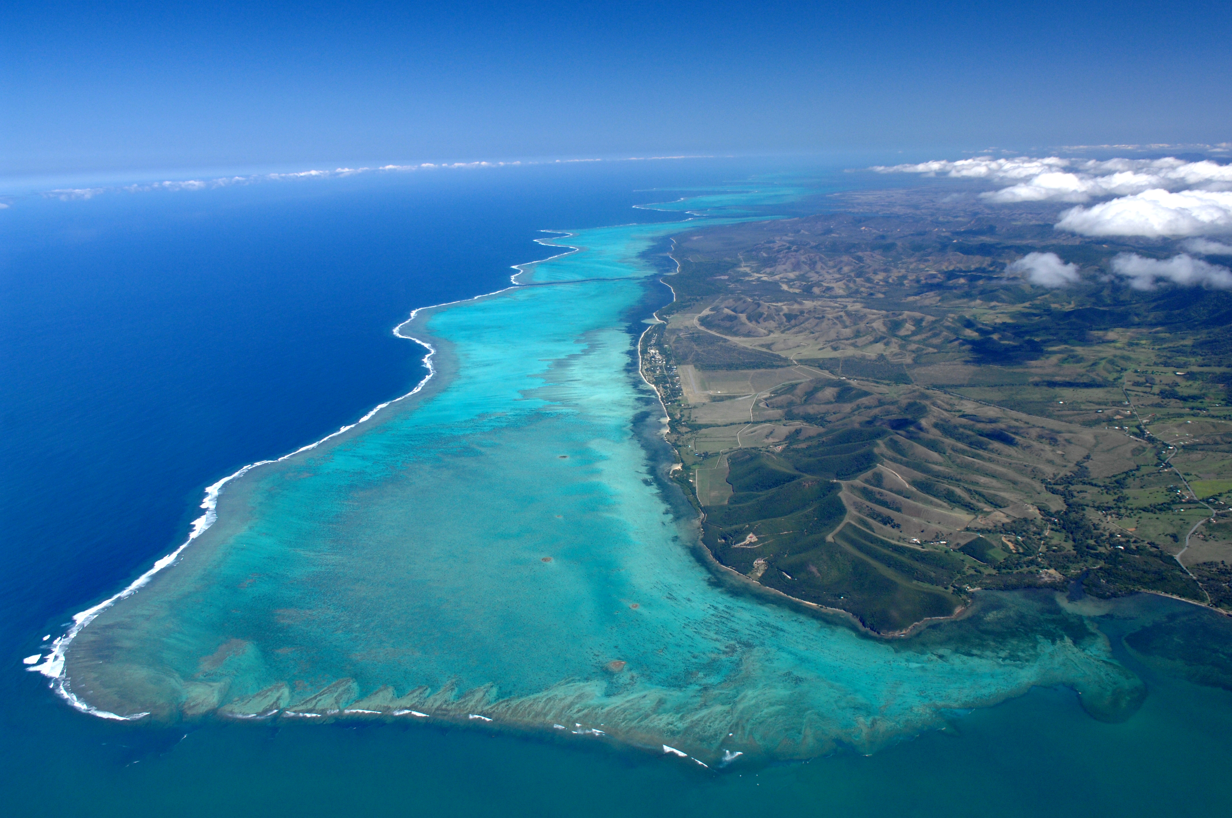 Vue aérienne du lagon de Poé et de la côte ouest calédonienne