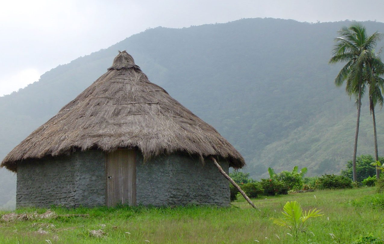 Case traditionnelle dans un paysage montagneux de Nouvelle-Calédonie