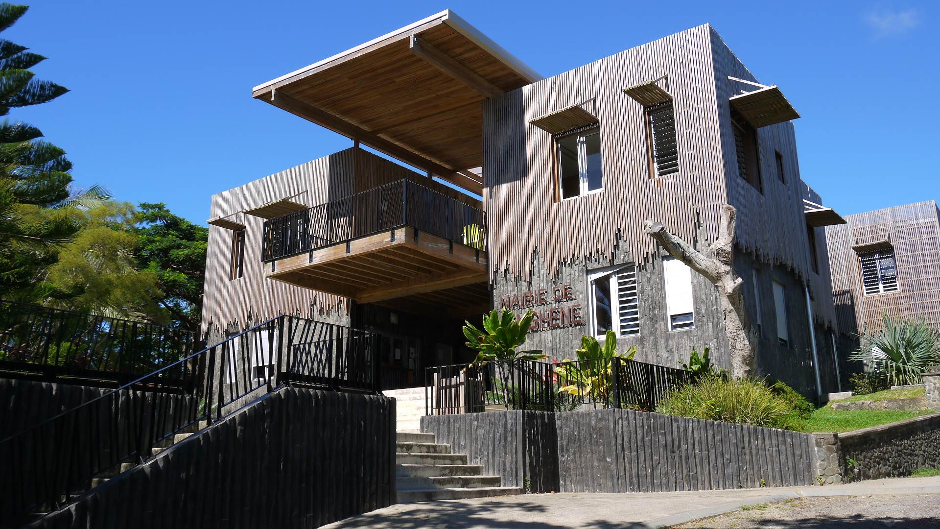 Mairie de Hienghène, bâtiment bioclimatique en bois