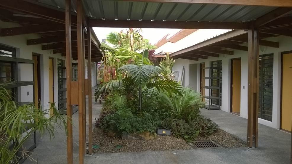 Patio planté et coursives naturellement ventilées