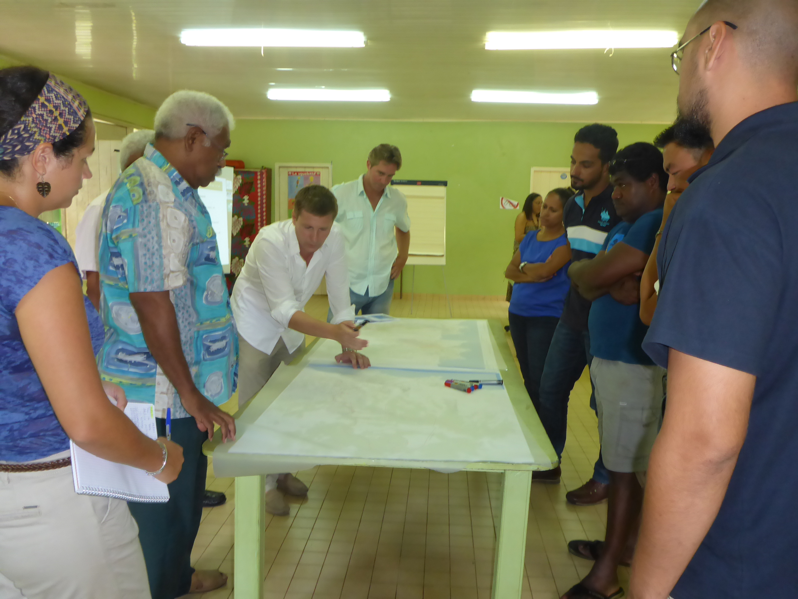 Atelier collectif de travail sur une grande carte du territoire
